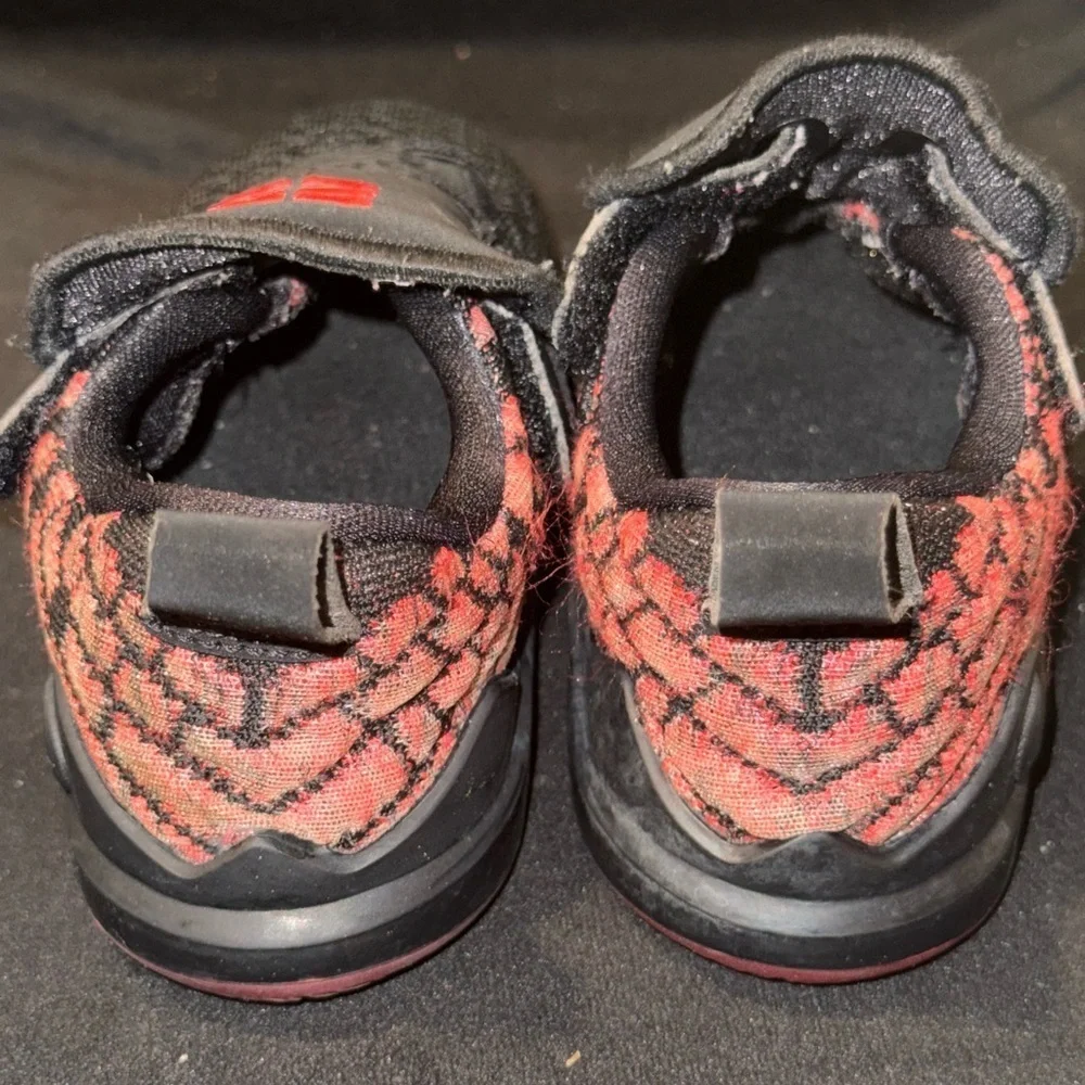 Nike LeBron 17 Black Red Toddler Size 9C 23 Lion